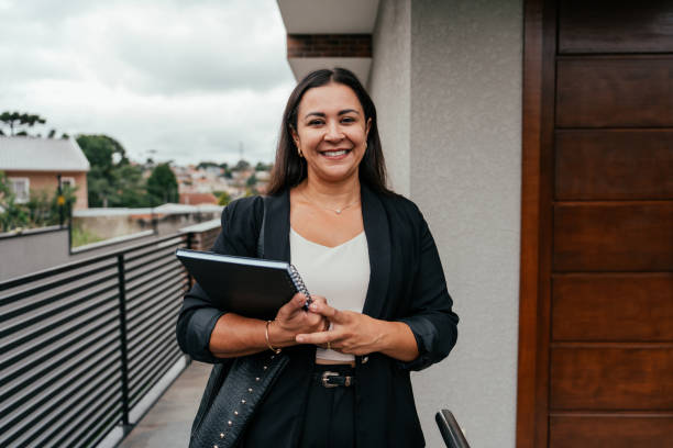 Woman broker happy to build a luxurious bungalow