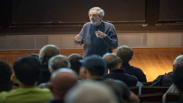 Mathematician Avi Wigderson explaining the power of randomness to young mathematicians at the Institute