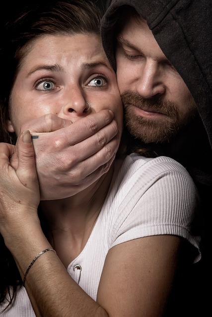 A stray young man forced a girl to rape her with her mouth shut