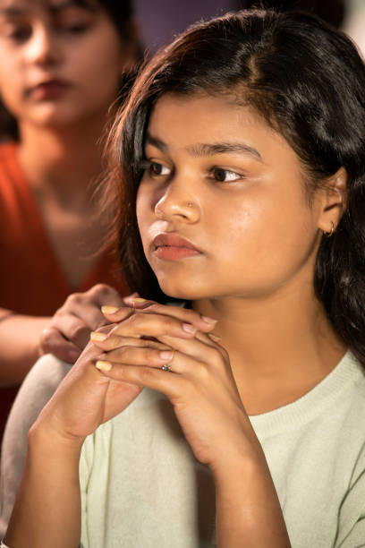 Feeling self-reproached,the female student is comforted by her friend