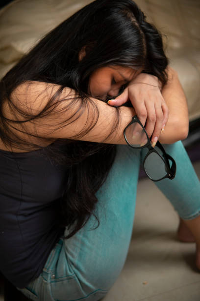 With her head between her knees,the female student felt guilty