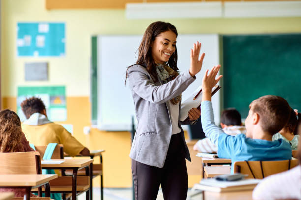 Happy to solve the question in the classroom,the female teacher motivates the student