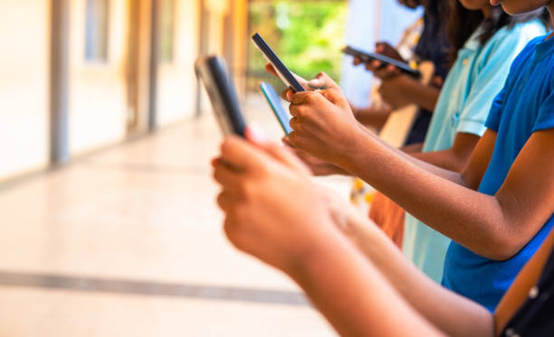 Engaging in public youth groups from mobile to social platforms