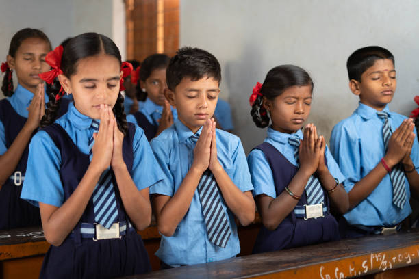 Students in primary school are meditating by prayer
